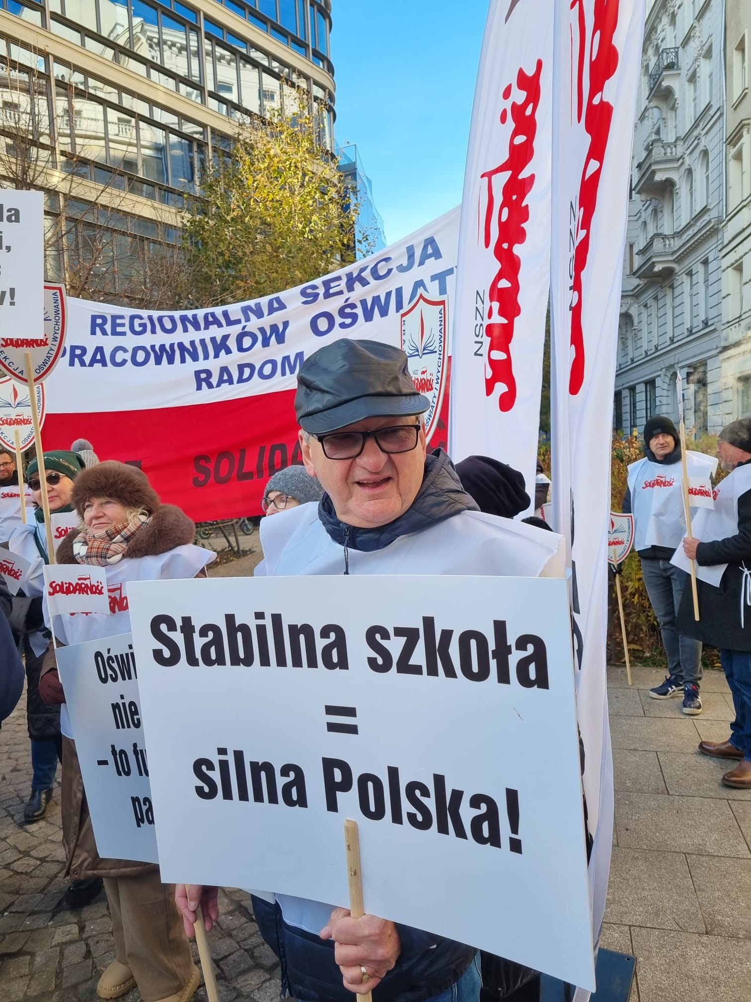 Pikieta pod Urzedem  Mazowieckiego Kuratora Oswiaty  w Warszawie  28 listopada 2025 roku